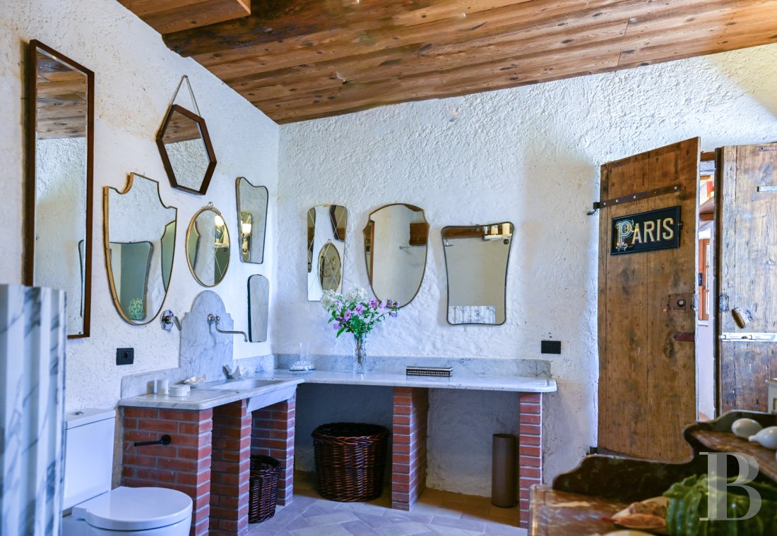 En Toscane, près de Pietrasanta, sur la côte méditerranéenne,  une maison sur les hauteurs au milieu de son oliveraie - photo  n°17